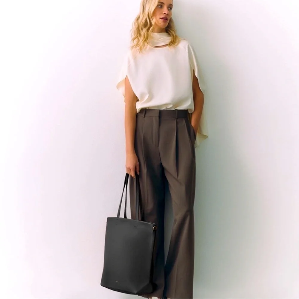 Cuyana Tall Easy Zipper Tote Black with Tall Easy Tote Insert - Picture 3 of 14